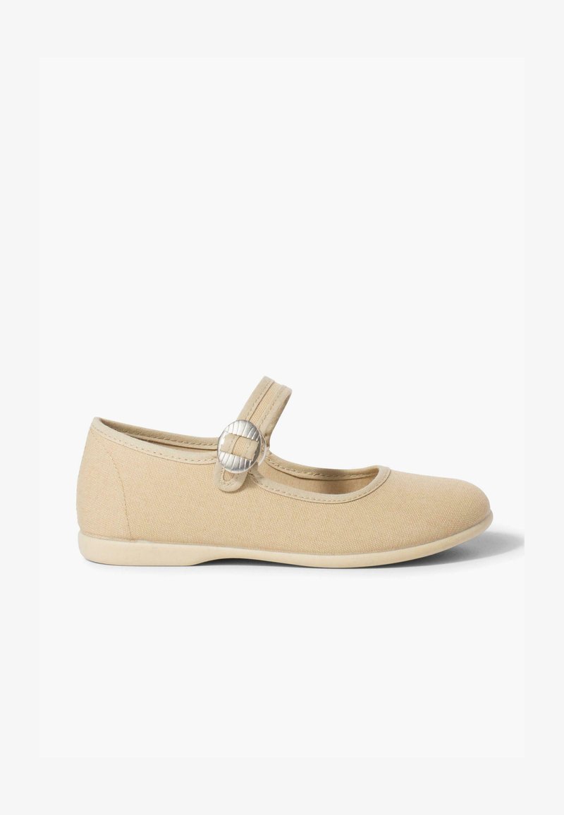 Beige Leinen Mary Jane Ballerinas mit runder Zehenpartie, Riemen über dem Spann und silberfarbener Schnallenakzent. Dünne Gummisohle.