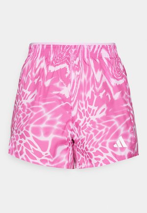 Rozā sporta šorti ar graciozu ūdeņainu ķermeni, elastīgu jostu un baltu Adidas logo apakšējā labajā stūrī.