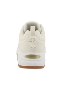 Baskets blanches avec semelle rembourrée, talon perforé, tirant, et logo doré sur la semelle intermédiaire texturée blanche et la semelle en gomme.