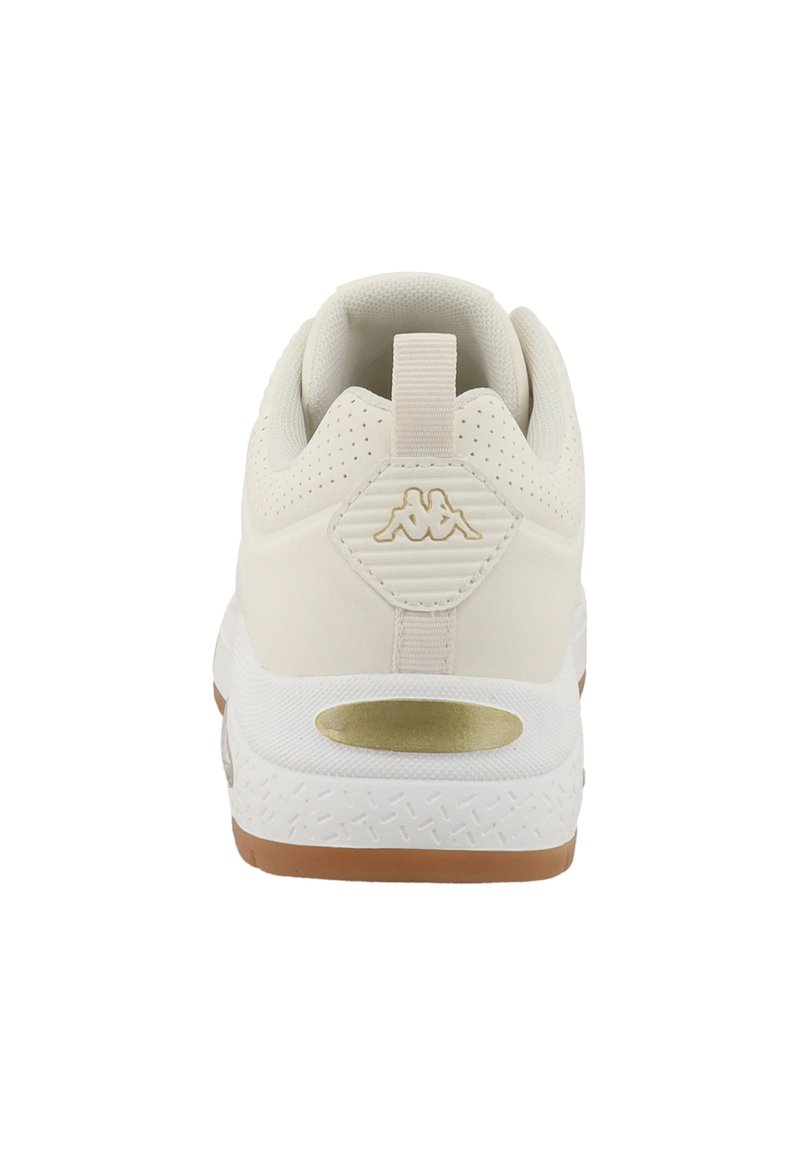 Sneaker bianca con suola ammortizzata, tallone perforato, linguetta e logo dorato su una suola intermedia bianca testurizzata e suola in gomma.