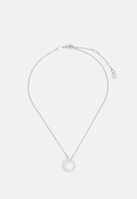 Zilveren ketting met een ronde hanger versierd met kleine heldere kristallen, die een sprankelend accent creëren.