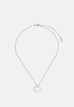 Collier en chaîne en argent arborant un pendentif circulaire orné de petits cristaux transparents, créant un accent brillant.
