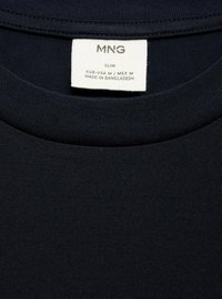 Námořnická modrá slim-fit tričko s vroubkovanou texturou a kulatým výstřihem. Na štítku s pokyny k údržbě jsou uvedeny velikosti v EUR-USA-MEX. Vyrobeno v Bangladéši.