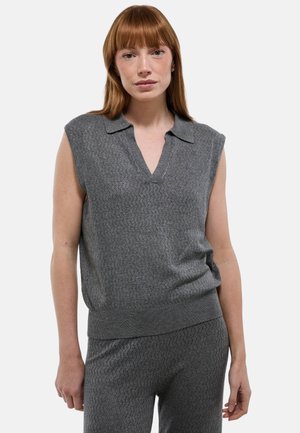 Top sans manches en tricot gris avec un col en V, présentant un motif zigzag texturé et un ourlet côtelé. Tissu doux avec une coupe décontractée.