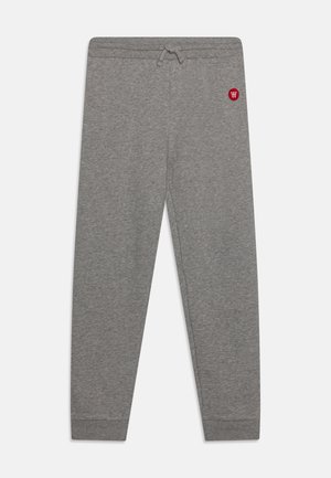 Pantalon de survêtement gris avec ceinture élastique, cordon, poignets aux chevilles et petit logo rond rouge sur la partie supérieure de la cuisse gauche.
