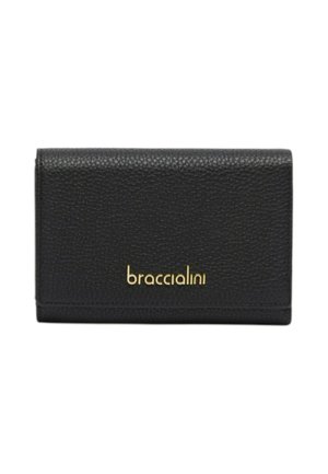 Portafoglio in pelle nera con finitura testurizzata, caratterizzato da un logo in metallo dorato sul davanti e un design pieghevole per una conservazione compatta.