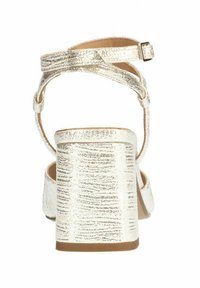 Gouden metallic hakken sandalen met een blokhak, enkelbandje en textuurafwerking. Toont een achteraanzicht dat de band en het hakontwerp benadrukt.