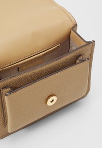 MICHAEL Michael Kors CLAIRE - Axelremsväska - camel