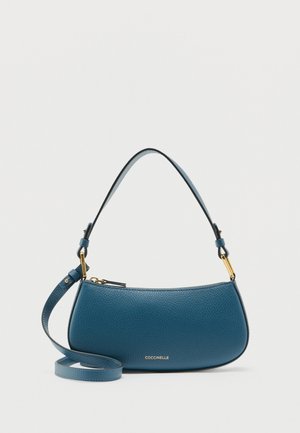 Blå tekstureret lædertaske med guldlåse, kort håndtag, lang justerbar rem og Coccinelle-logo på forsiden.