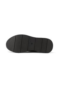 Suola di scarpa nera con motivo a scanalature verticali, forma piatta e ampia, mostrata dalla vista inferiore su sfondo bianco.