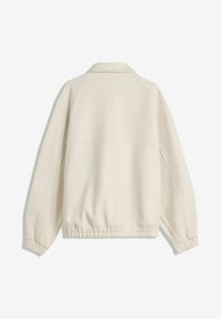 Jachetă de culoare crem, cu o croială lejeră, tiv și manșete ribbate. Dispune de un guler și un material neted, texturat, fără embellishments.
