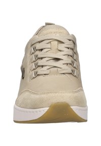 Beżowe sneakersy z zamszową i siateczkową cholewką, sznurowanym zapięciem, teksturowanymi akcentami oraz gumową podeszwą. Charakteryzują się zaokrąglonym noskiem i wyściełanym językiem.