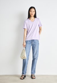 Calvin Klein Jeans BADGE V NECK TEE - Pamata T-krekls - pastel lilac