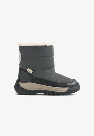 Grauer wasserdichter Winterstiefel mit weichem Fellfutter, gestepptem Obermaterial, rundem Zehenbereich und einer langlebigen schwarzen Gummisohle. Akzente durch eine strukturierte Seitenpartie.
