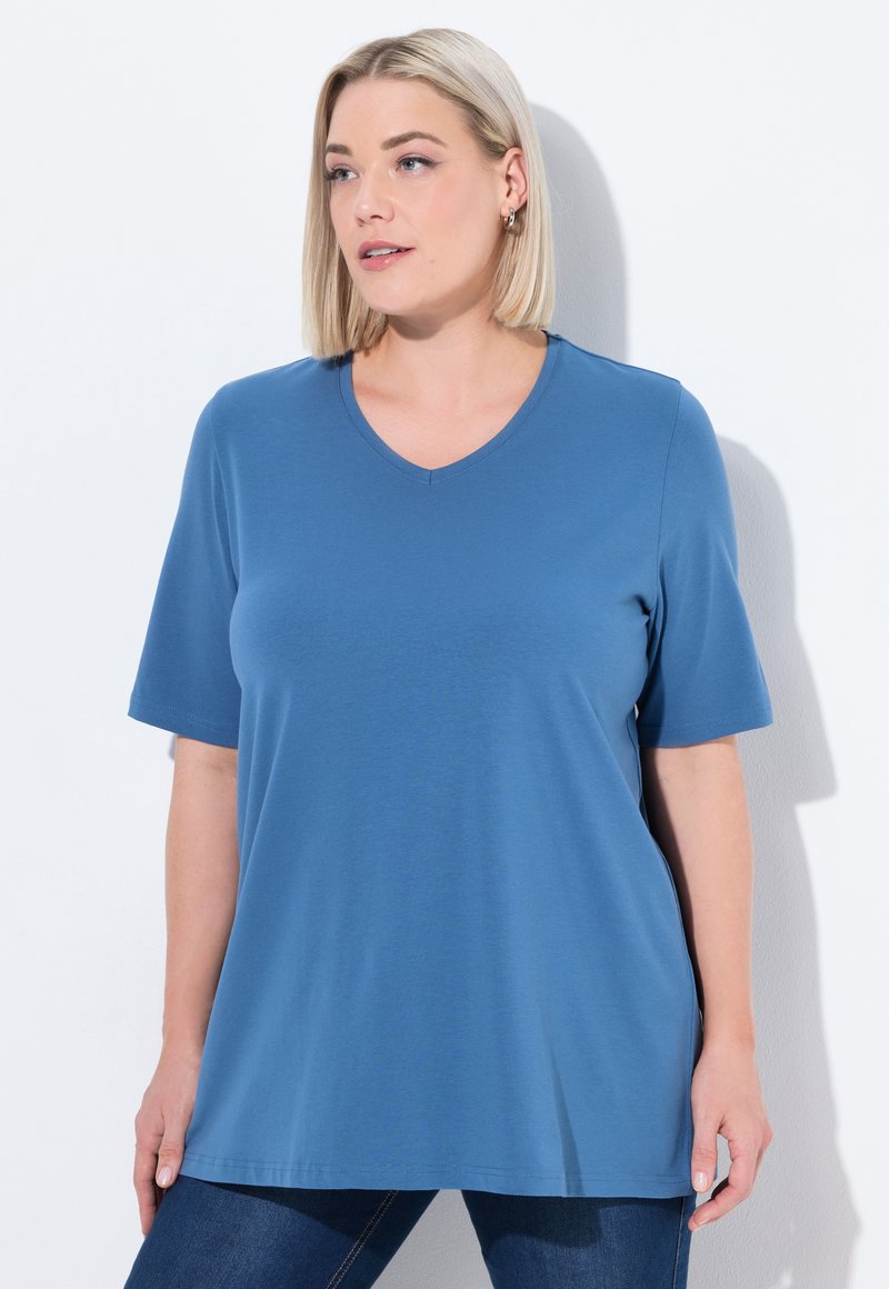 T-shirt blu a scollatura a V realizzata in tessuto morbido, con maniche corte e vestibilità rilassata. Texture liscia, senza motivi o accenti visibili.