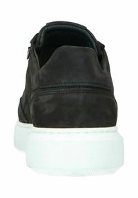 Zwarte suède sneaker met een gladde afwerking, voorzien van een witte rubberen zool en een gevoerde kraag voor comfort. Ontworpen met een strakke, minimalistische esthetiek.