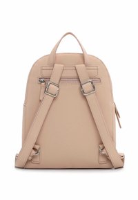 Lichtroze leren rugzak met een afgeronde vorm, verstelbare riemen, zilverkleurige hardware en een ritssluiting aan de achterkant.