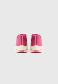 Scarpe da ginnastica rosa con una parte superiore liscia, accenti grigi a contrasto, colletto imbottito e suola testurizzata. Presentano dettagli di cucitura gialla.