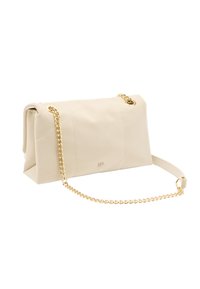 Beżowa pikowana torebka na ramię ze złotym łańcuszkiem i subtelnym logo, ukazana pod kątem, aby pokazać przód i bok na białym tle.