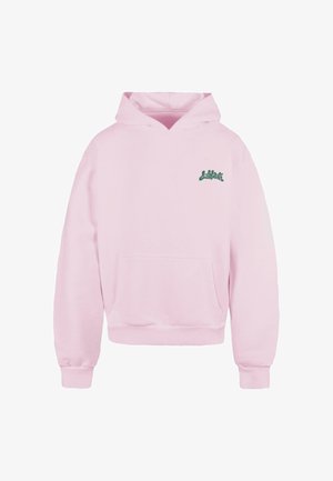 Jasnoróżowa bluza z kapturem z przednią kieszenią, ściągaczami u dołu rękawów i na dole. Zawiera mały zielony logo na lewej stronie klatki piersiowej.