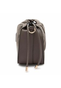 Braune Leder- und Wildleder-Zugschnur-Tasche mit zylindrischer Form, mit einem goldenen Ringakzent und strukturiertem Finish.