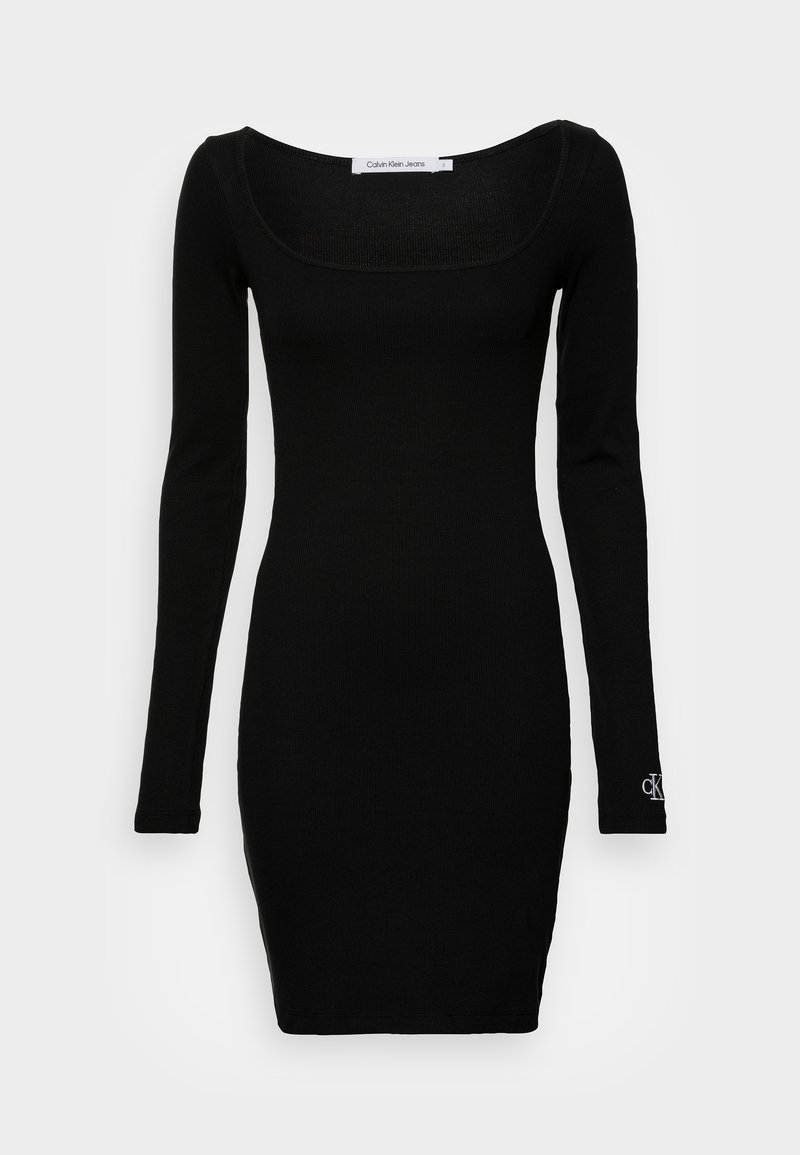 Robe noire à manches longues avec une coupe ajustée, un col carré, une texture côtelée et un petit détail de logo sur une manche.