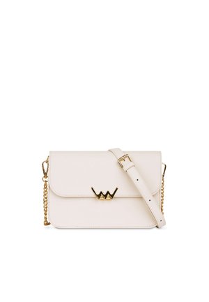 Krémová kožená crossbody taška s zlatým řetízkem, klopným uzávěrem a výrazným logem na přední straně.
