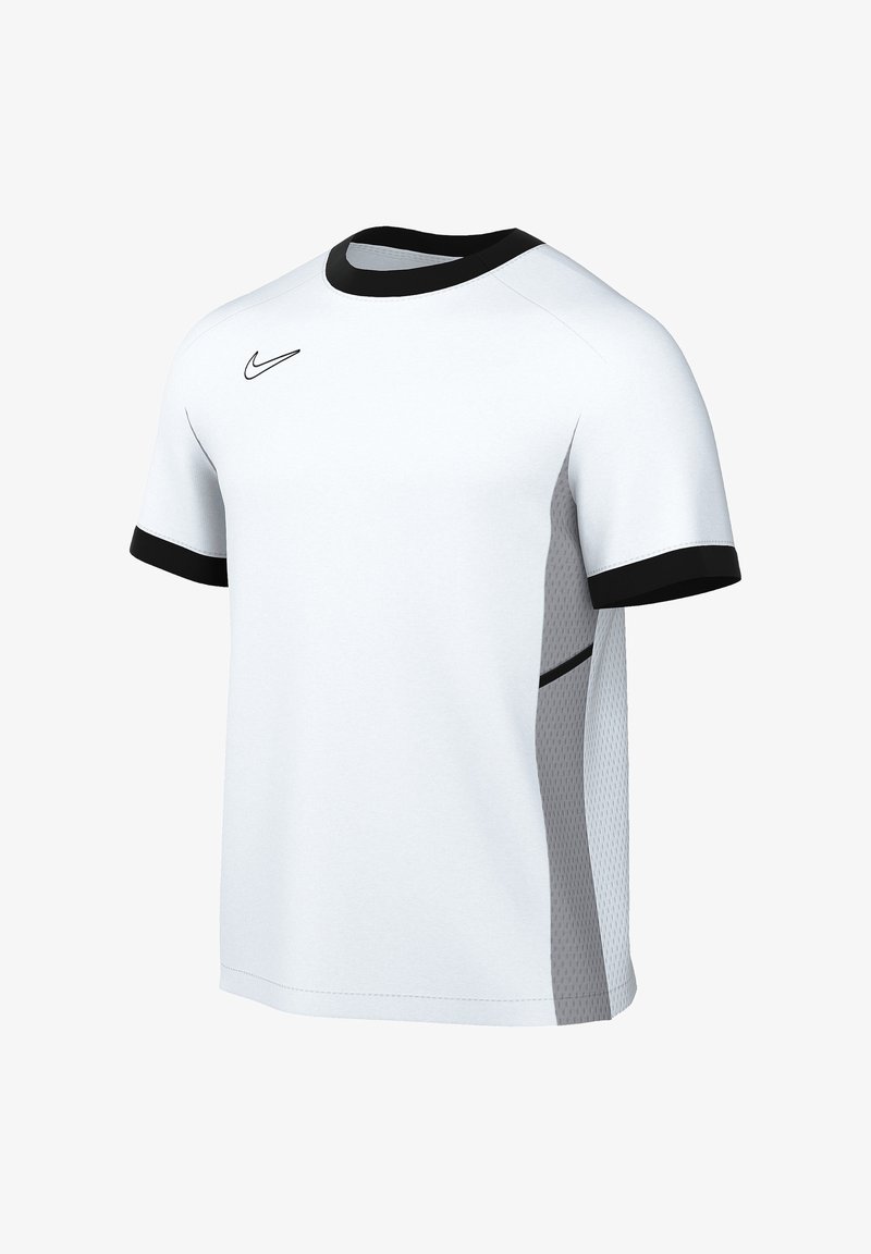 Biały sportowy t-shirt Nike z krótkim rękawem, czarnym kołnierzem i mankietami na rękawach, szarymi siateczkowymi panelami po bokach oraz małym czarnym logo Nike na piersi.