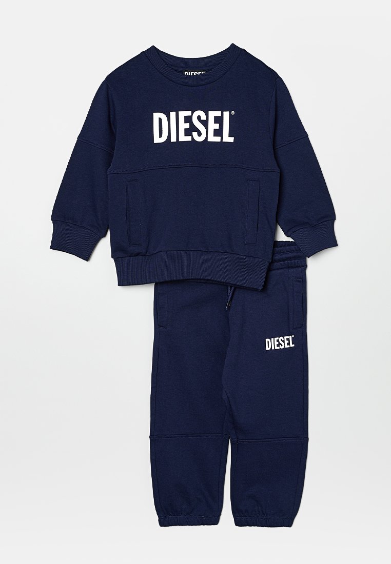 Chándal de algodón azul marino que incluye un sudadera de cuello redondo con el logo blanco "DIESEL" y pantalones jogger a juego con puños elásticos y bolsillos laterales.