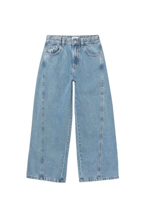 Jeans di denim azzurro chiaro a gamba larga con tasche frontali, passanti per la cintura, chiusura con bottoni e dettagli di cuciture visibili sulle gambe.