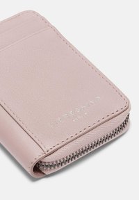Różowy skórzany portfel na karty z teksturowaną powierzchnią, wyposażony w srebrny zamek błyskawiczny i wytłoczone logo, trzy przegródki na karty oraz zaokrąglone krawędzie.