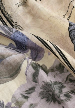 Blumen-Schal aus weichem Stoff, mit lila und grünen Blumen auf einem hellen Creme-Hintergrund, mit feinen schwarzen Konturen und detaillierten Texturen.