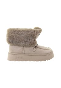 Beżowe botki za kostkę z fałszywym futerkiem przy mankiecie, zamszową fakturą, z płaską, grubą podeszwą oraz ozdobnym paskiem. Logo widoczne na podeszwie.