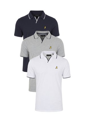 Tre polo a maniche corte in bianco, grigio e blu navy, ciascuna con un piccolo logo giallo di un uccello sul petto sinistro.