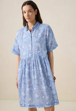 Robe bleue à motifs avec des designs de coquillages et d'étoiles de mer, manches courtes, devant à boutons et taille froncée.