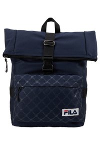 Námorně modrý batoh vyrobený z odolné tkaniny, s designem na rolování, zipovým uzávěrem a vzorovanou přední kapsou s logem.