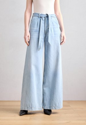 Helle blaue High-Waist-Jeans mit weitem Bein und Gürtelbindung. Hergestellt aus Denim, mit einem plissierten Design und einer weichen Textur.