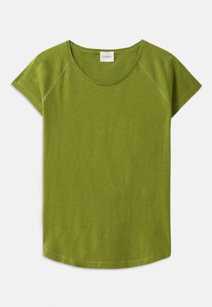 Camiseta verde de manga corta hecha de tela suave. Presenta un escote redondo y un corte relajado. Diseño limpio sin patrones o acentos visibles.
