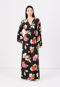 Maxikjole i sort stoff med fargerik blomsterprint. Har V-hals, lange ermer og elastisk liv for en behagelig passform.
