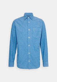 Camicia a maniche lunghe azzurro chiaro in tessuto testurizzato con colletto a punta, pattina con bottoni frontali e una tasca sul petto.