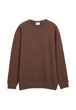 Brązowy sweter z długim rękawem i okrągłym dekoltem, z prążkowanymi mankietami i dołem, wykonany z teksturowanego dzianego materiału.