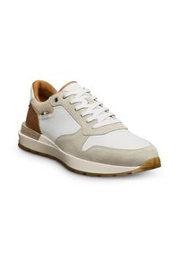 Sneaker bianco e grigio con mix di suede e pelle, punta rotonda e lacci bianchi. Presenta dettagli marroni e una suola in gomma testurizzata.