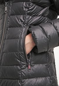Taifun Abrigo de invierno - black