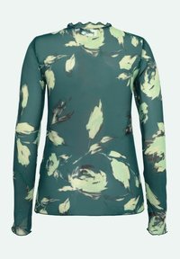 Langærmet, gennemsigtig lyseblå bluse med et blomstermotiv i lys grøn og brun, der har en flæset halsudskæring og tætsiddende ærmer.