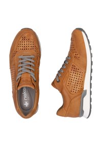 Bruna lädersneakers med grå snörningar, med perforerade mönster på sidorna, en vadderad innersula och en vit och grå gummiyttersula.