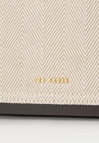 Ted Baker TALEA HERRINGBONE CROSSBODY BAG - Borsa a tracolla - brown