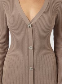 Geribbelde gebreide cardigan in taupe met een diepe V-hals en vijf decoratieve metalen knopen aan de voorkant, met subtiele textuur en rekbare stof.