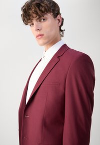 HUGO ARTI HESTEN  - Completo - dark pink