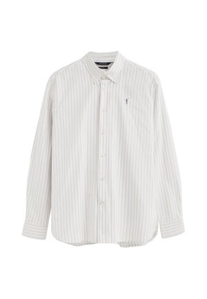 Camisa blanca de manga larga con rayas verticales finas y un pequeño logo bordado en el pecho izquierdo.