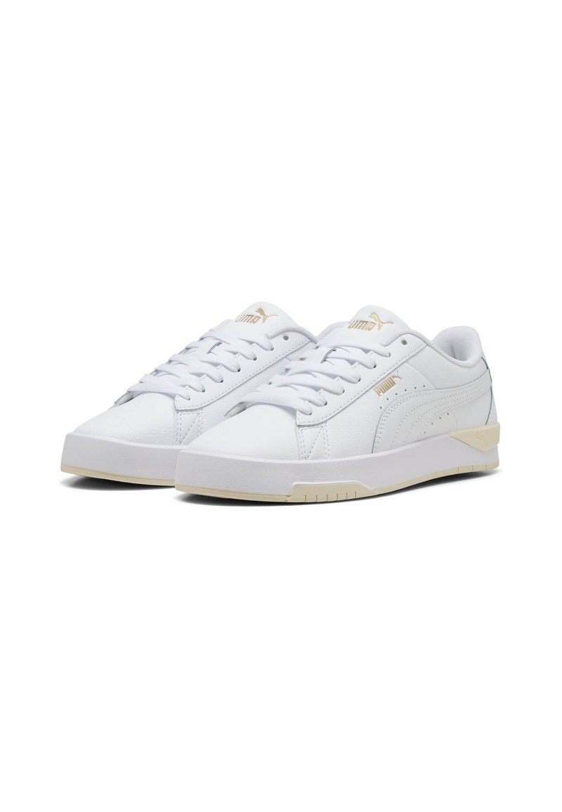 Baskets en cuir blanc au design bas, avec des lacets à l'avant, des accents dorés et une semelle en caoutchouc texturée. Comprend des détails du logo PUMA sur le côté.